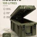 Boîtes Rugged Case alignées dans un salon moderne pour le rangement.