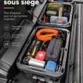 Organisation astucieuse sous un siège de voiture, illustrant des idées de rangement pratique.