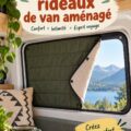 Un camping-car avec des rideaux en tissu coloré, apportant confort et intimité.
