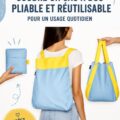Sac à dos pliable fait maison en tissu coloré sur une table.