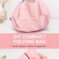 Sac pliant compact et coloré sur une table en bois, prêt à être utilisé.