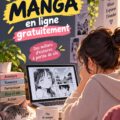 Une femme heureuse lisant un manga sur son ordinateur, avec une tasse de thé à côté.