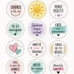 Un ensemble d'autocollants colorés célébrant l'amitié sur un fond créatif.