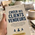 Image d'une femme d'affaires souriante interagissant avec des clients satisfaits, symbolisant la fidélisation et l'engagement