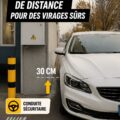 Une femme conduite une voiture sur une route en tournant à gauche, illustrant un virage sécuritaire.
