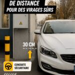 Une femme conduite une voiture sur une route en tournant à gauche, illustrant un virage sécuritaire.