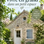 Vue d'une petite maison française remplie de charme et de décos fonctionnels.