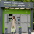 Un casier réfrigéré de Waitrose rempli de produits frais prêts à être collectés.