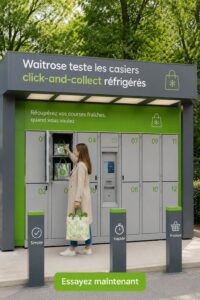 Un casier réfrigéré de Waitrose rempli de produits frais prêts à être collectés.